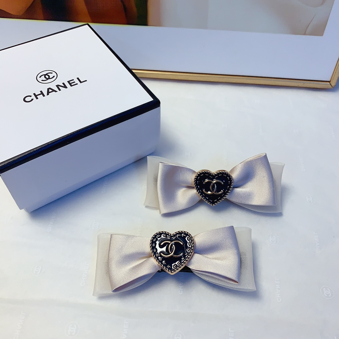 NO:300470,50 Chanel Xiaoxiang Chanel Hairpins Bow Love Logo Edge Clip Bangs Clip Pressing Clip Daily exquisite items, Temperament versatile little fairy must-have items, Treasure style, Eye-Close Recommended (Pair) Hairpins, Hairpins1986090950 chanel小香 chanel发夹 蝴蝶结爱 logo边夹刘海夹压夹日常精致小单品 气质百搭小仙女必入单品 宝藏款 闭眼入推荐款（一对）发夹,发夹,chanel,hairpins,accessory