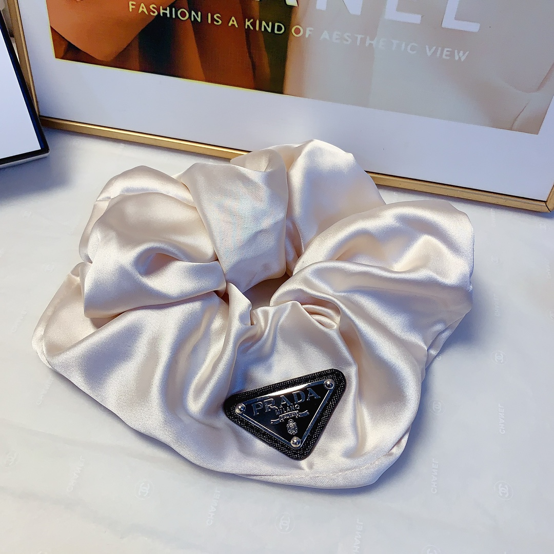 NO:300476,45 rada rada hair ring new logo rubber band hair ring super large intestinal circle temperament versatile little fairy must-in-one item Treasure model Closed eyes recommended (single) with hairband box hairpin, hairpin, prada, prada, hairpins1986090945 rada普拉达 rada发圈 新款logo皮筋发圈超大肠圈气质百搭小仙女必入单品 宝藏款 闭眼入推荐款（单个）配发箍盒发夹,发夹,prada,prada,hairpins,accessory
