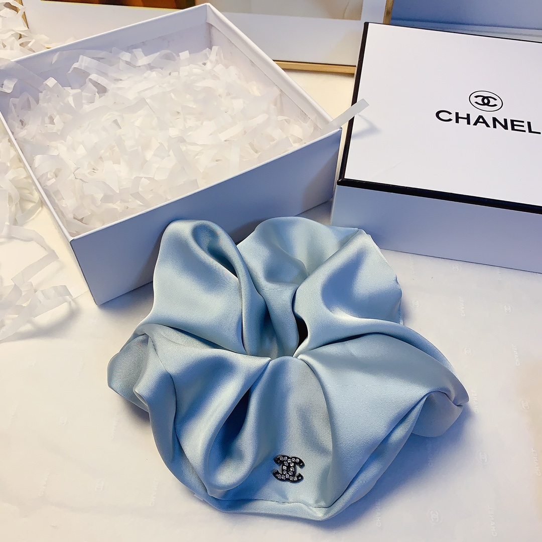 NO:300479,45 Chanel Xiaoxiang Chanel super large hair ring New logo rubber band hair ring large intestinal circle temperament versatile little fairy must-apply item Treasure model Closed eyes recommended (single) with hairband box hairpins, hairpins, chanel, hairpins1986090945 Chanel小香 Chanel超大发圈 新款logo皮筋发圈大肠圈气质百搭小仙女必入单品 宝藏款 闭眼入推荐款（单个）配发箍盒发夹,发夹,chanel,hairpins,accessory