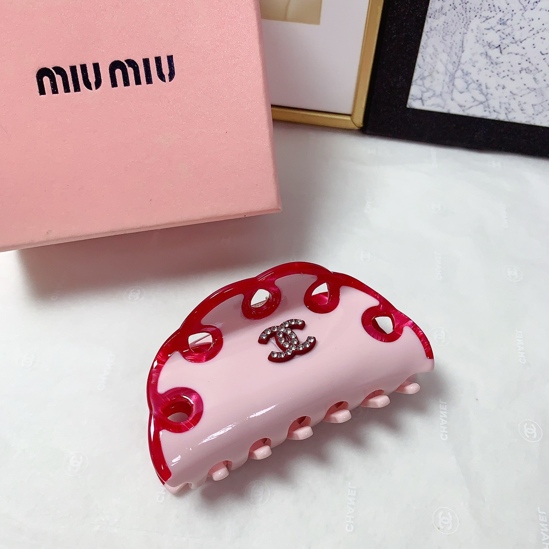 NO:300993,45 Chanel Xiaoxiang Chanel Hairpins Acrylic Logo Clips Elegant Temperament Everyday Delicious Small Products Must-in-One Fairy Title Style Recommended Styles Closed Eyes (Single) Hairpins, Hairpins1986090945 chanel小香 chanel发夹 亚克力logo抓夹 气质百搭 日常精致小单品 小仙女必入单品 宝藏款 闭眼入推荐款（单个）发夹,发夹,chanel,hairpins,accessory