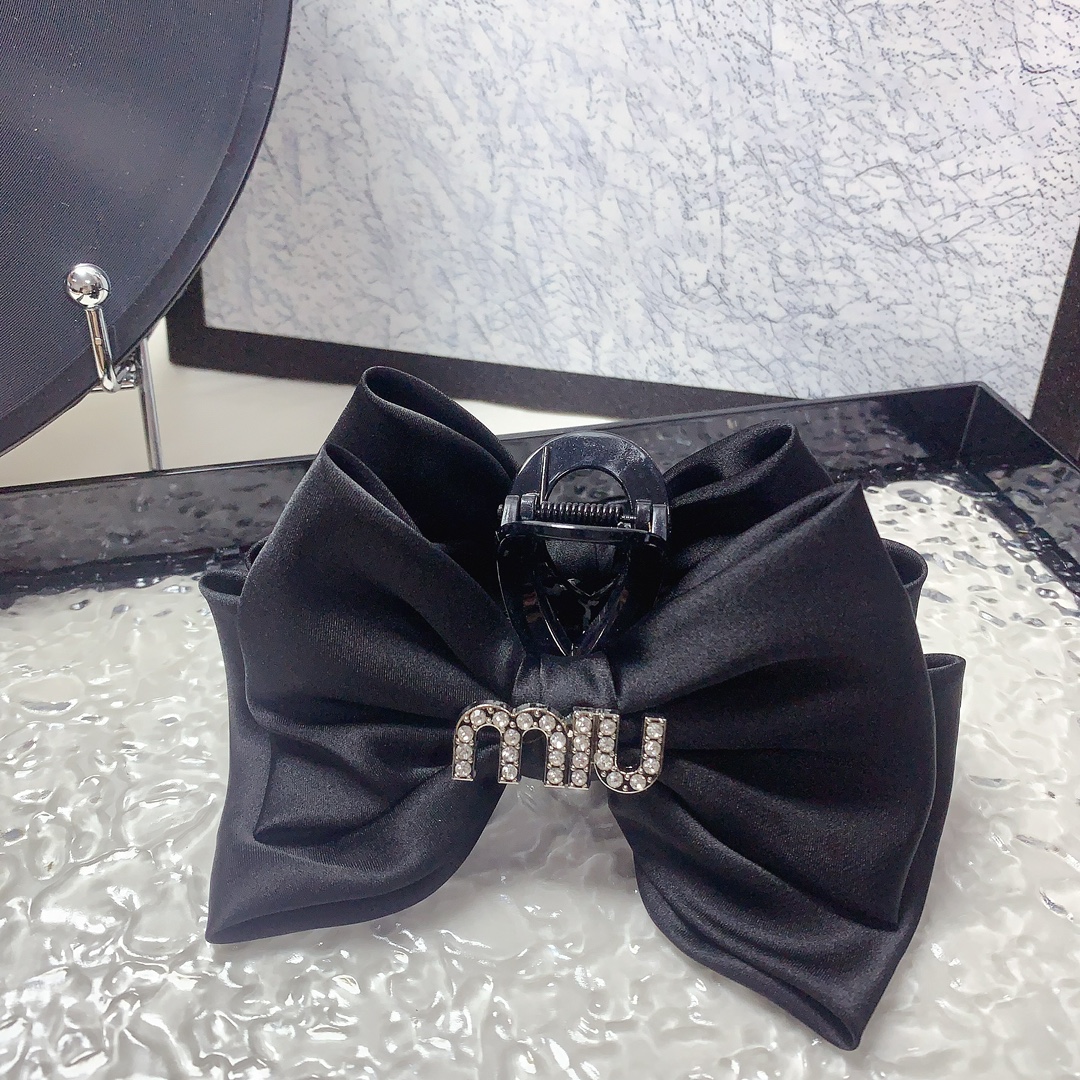 miumiu Miu Miu, pinza para el pelo con logo de cristal checo, elegante y versátil, pequeño accesorio diario, imprescind…
