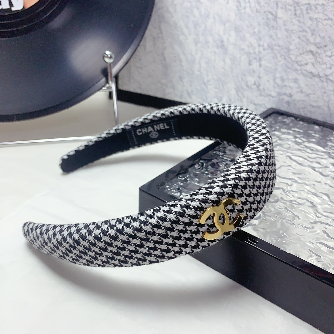 NO:300659,50 Chanel Xiaoxiang Chanel hairband Houndstrap logo light luxury style hairband temperament versatile little fairy must-enter single product full of celebrity style ~ treasure style closed eyes recommended (single) hairpins, hairpins, chanel, hairpins1986090950 chanel小香 chanel发箍 千鸟格 logo轻奢风发箍气质百搭小仙女必入单品名媛风十足～宝藏款 闭眼入推荐款（单个）发夹,发夹,chanel,hairpins,accessory