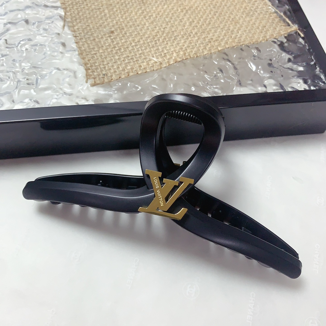 NO:300662,40 lv Louis Vuitton Donkey Hairpins, Titanium Steel Classic Style, Grabbing, Temperament, Everyday exquisite items, Little Fairy Must-in-One Treasure Model, Closed Eye Recommended Model (Single) with Hair Band Box Hairpins, Hairpins1986090940 lv路易威登 驴牌发夹 钛钢经典款 抓夹 气质百搭 日常精致小单品 小仙女必入单品 宝藏款 闭眼入推荐款（单个）配发箍盒发夹,发夹,louis vuitton,louis vuitton,louis vuitton,hairpins,accessory