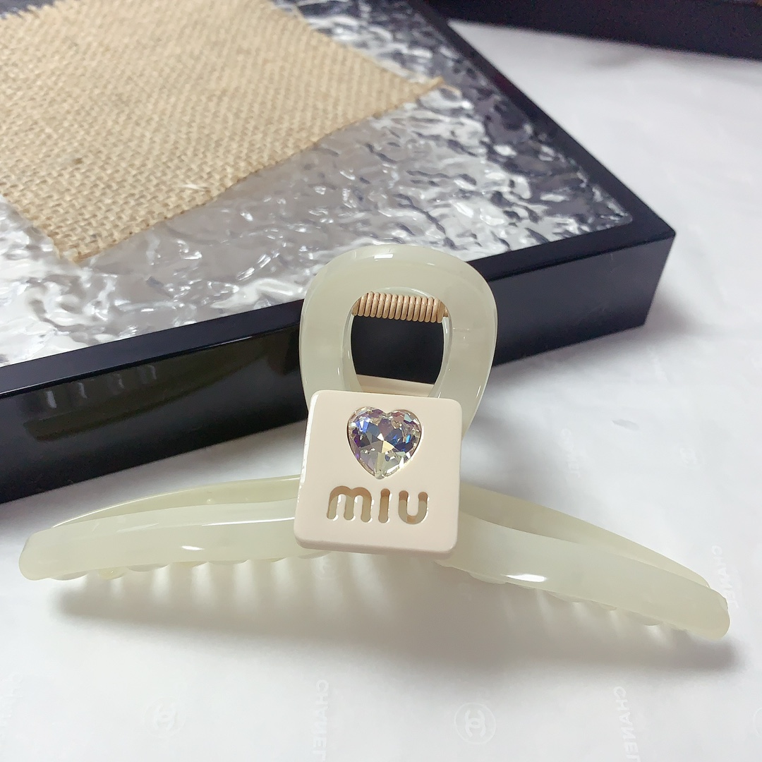 NO:300669,45 miumiu miumiu hairpin acrylic rhinestone logo clip, versatile temperament, daily exquisite items, must-have items for fairies, treasure style, recommended style for closed eyes (single hairband box) hairpin, hairpin, miumiu, hairpins1986090945 miumiu缪缪 miumiu发夹 亚克力水钻logo抓夹 气质百搭 日常精致小单品 小仙女必入单品 宝藏款 闭眼入推荐款（单个配发箍盒）发夹,发夹,miumiu,hairpins,accessory