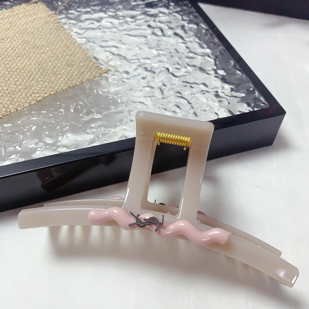 NO:300672,45 YSL Saint Laurent Poplar Hairpins Acrylic logo clips All-matched temperament Everyday exquisite items Little fairy must-have items Treasure style Recommended style closed eyes (single with hairband box) Hairpins, hairpins, saint laurent, saint laurent, hairpins1986090945 YSL圣罗兰 杨树林发夹 亚克力logo抓夹 气质百搭 日常精致小单品 小仙女必入单品 宝藏款 闭眼入推荐款（单个配发箍盒）发夹,发夹,saint laurent,saint laurent,hairpins,accessory