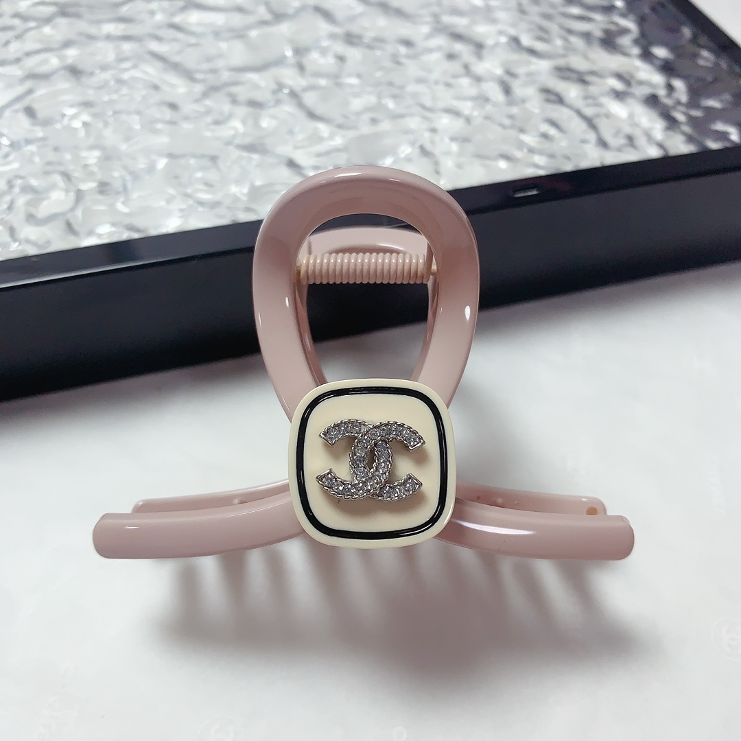 NO:300678,40 Chanel Xiaoxiang Chanel clip full of high-end feeling, acrylic logo medium clip, temperament and versatile daily exquisite items, must-have items for fairies, treasure style, recommended style for closed eyes (single) hairpins, hairpins, chanel, hairpins1986090940 chanel小香 chanel抓夹 高级感满满 亚克力logo中号抓夹 气质百搭 日常精致小单品 小仙女必入单品 宝藏款 闭眼入推荐款（单个）发夹,发夹,chanel,hairpins,accessory