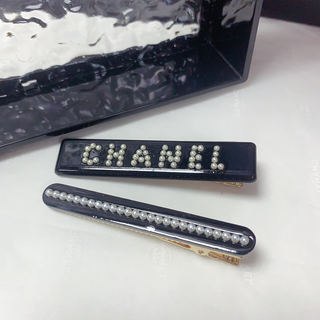 NO:300681,45 Chanel Xiaoxiang Chanel Hairpins Acrylic Pearl Logo A B style bang clip press clip daily exquisite items, temperament versatile little fairy must-have items, treasure style, closed eyes recommended style (one pair) hairpins, hairpins, chanel, hairpins1986090945 chanel小香 chanel发夹 亚克力珍珠 logo A B款刘海夹压夹日常精致小单品 气质百搭小仙女必入单品 宝藏款 闭眼入推荐款（一对）发夹,发夹,chanel,hairpins,accessory