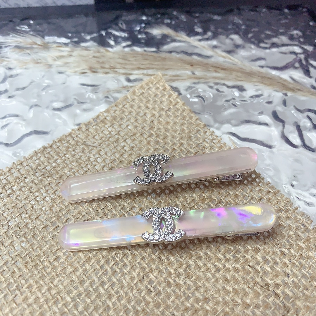 NO:300687,50 Chanel Xiaoxiang Chanel Hairpins Acrylic logo edge clip bang clip press clip daily exquisite small items, temperament versatile little fairy must-have items Treasure style Close eyes recommended (one pair) hairpins, hairpins, chanel, hairpins1986090950 chanel小香 chanel发夹 亚克力logo边夹刘海夹压夹日常精致小单品 气质百搭小仙女必入单品 宝藏款 闭眼入推荐款（一对）发夹,发夹,chanel,hairpins,accessory