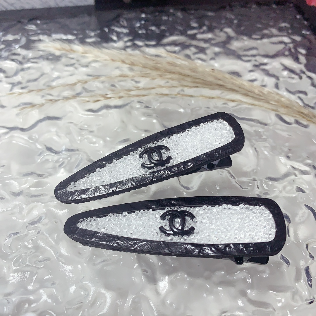 NO:300670,50 Chanel Xiaoxiang Chanel Hairpins Full Diamond Logo Edge Clip Bangs Clip Press Clip Daily exquisite items, Temperament versatile little fairy must-have items, Treasure style, Eye-Close Recommended (Pair) Hairpins, Hairpins1986090950 chanel小香 chanel发夹 满钻logo边夹刘海夹压夹日常精致小单品 气质百搭小仙女必入单品 宝藏款 闭眼入推荐款（一对）发夹,发夹,chanel,hairpins,accessory