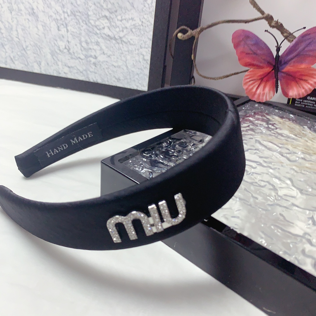 NO:300673,45 miumiu miumiu hairband simple logo light luxury style hairband temperament versatile little fairy must-enter single product full of celebrity style ~ treasure style closed eyes recommended (single) hairpins, hairpins, miumiu, hairpins1986090945 miumiu缪缪 miumiu发箍 简约 logo轻奢风发箍气质百搭小仙女必入单品名媛风十足～宝藏款 闭眼入推荐款（单个）发夹,发夹,miumiu,hairpins,accessory