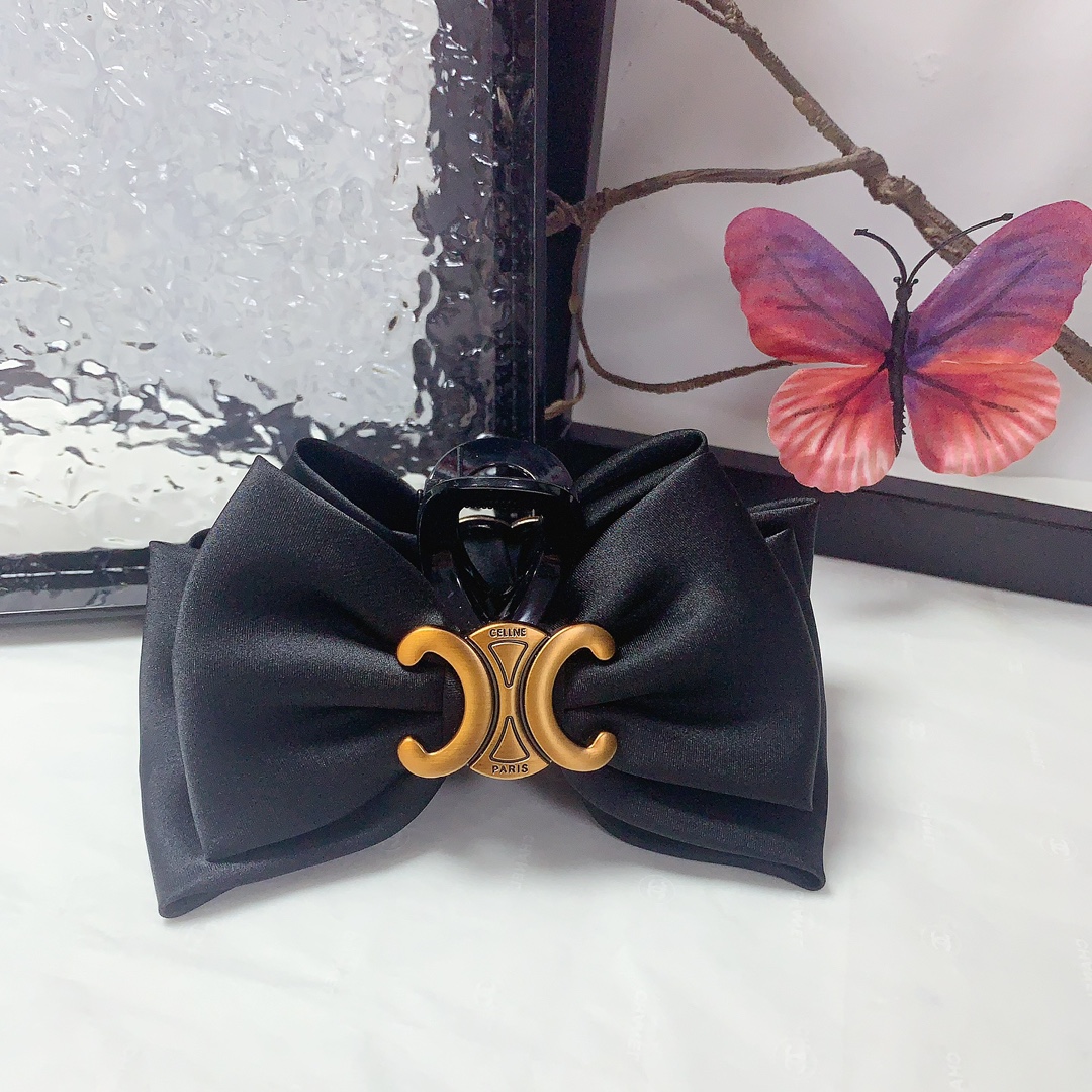 NO:300679,45 celine celine hairpin Arc de Triomphe retro logo bow grabbing versatile temperament everyday exquisite items must-in for little fairies Treasure style Recommended style closed eyes (single with hairband box) hairpin, hairpin, celine, celine, hairpins1986090945 celine赛琳 celine发夹 凯旋门复古logo蝴蝶结抓夹 气质百搭 日常精致小单品 小仙女必入单品 宝藏款 闭眼入推荐款（单个配发箍盒）发夹,发夹,celine,celine,hairpins,accessory