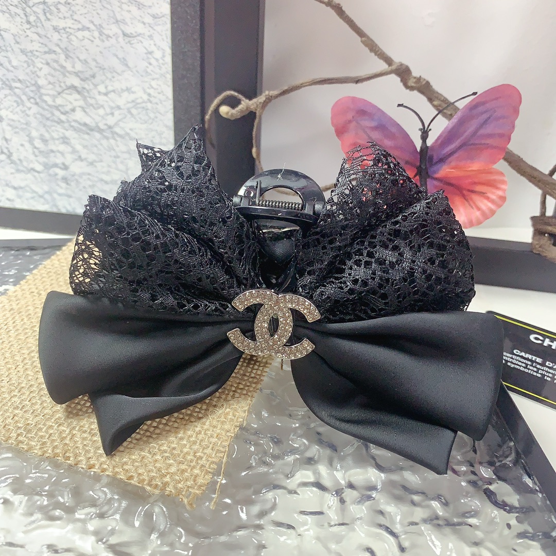 NO:300682,45 Chanel Xiaoxiang Chanel clip, bow logo clip, versatile temperament, daily exquisite items, must-have items for fairies, treasure style, recommended style for closed eyes (single with hairband box) hairpins, hairpins, chanel, hairpins1986090945 chanel小香 chanel抓夹 蝴蝶结logo抓夹 气质百搭 日常精致小单品 小仙女必入单品 宝藏款 闭眼入推荐款（单个配发箍盒）发夹,发夹,chanel,hairpins,accessory