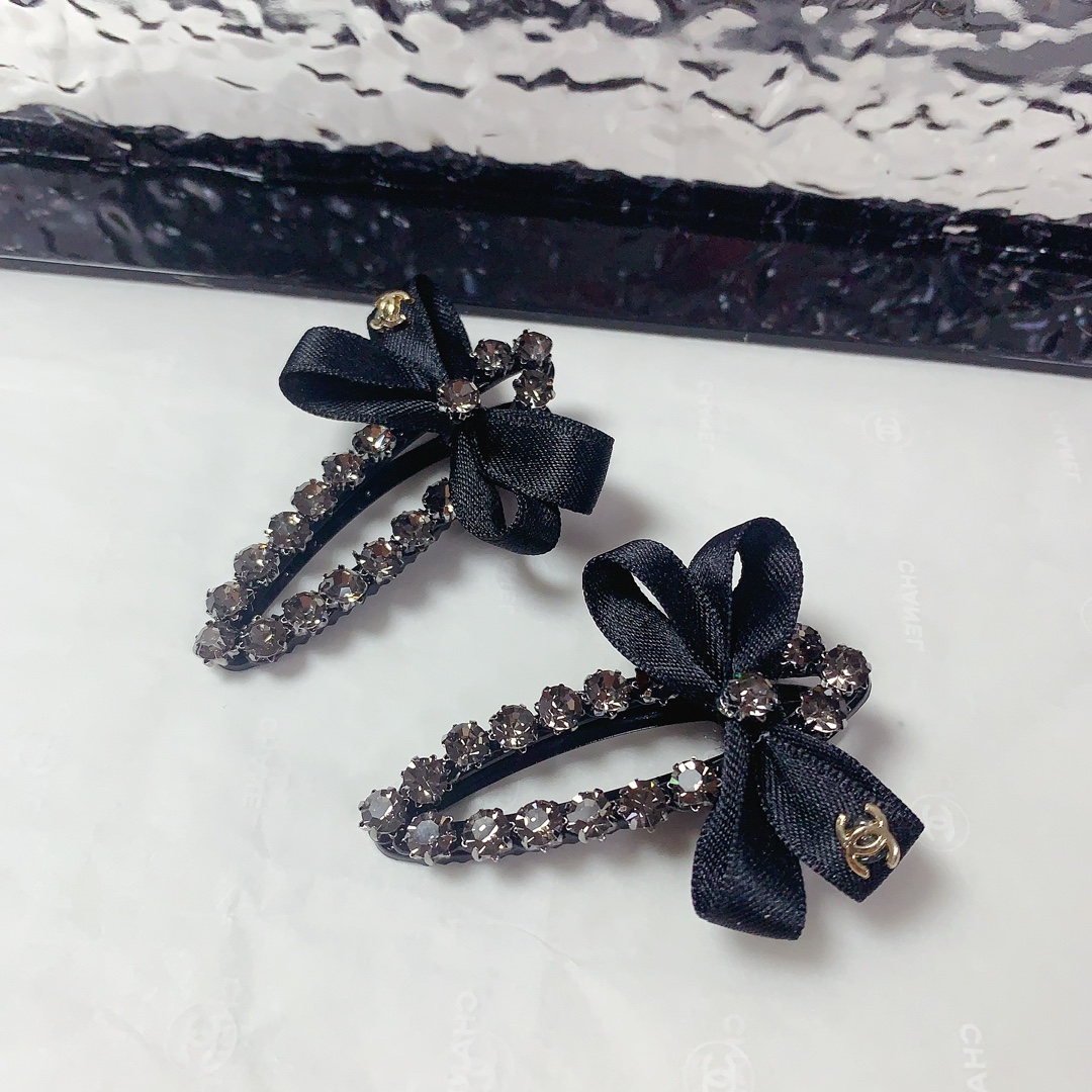 NO:300685,50 Chanel Xiaoxiang Chanel Hairpins Full diamond bow logo edge clip BB clip daily exquisite small items, temperament versatile little fairy must-have items Treasure style Close eyes recommended (one pair) hairpins, hairpins, chanel, hairpins1986090950 chanel小香 chanel发夹 满钻蝴蝶结logo边夹刘海BB夹日常精致小单品 气质百搭小仙女必入单品 宝藏款 闭眼入推荐款（一对）发夹,发夹,chanel,hairpins,accessory