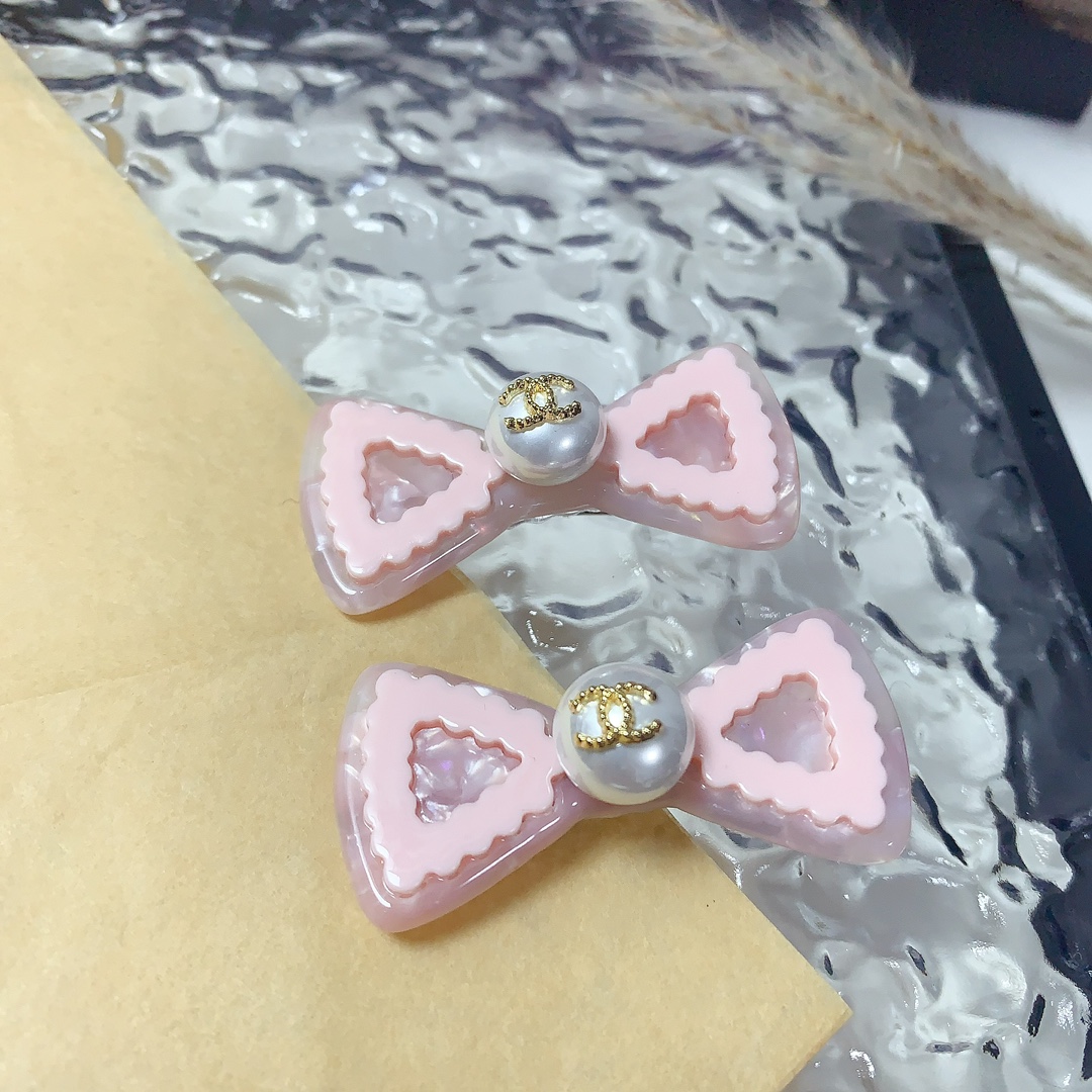NO:300674,50 Chanel Xiaoxiang Chanel Hairpins Acrylic logo edge clip bang clip press clip daily exquisite small items, temperament versatile little fairy must-have items Treasure style Close eyes recommended (one pair) hairpins, hairpins, chanel, hairpins1986090950 chanel小香 chanel发夹 亚克力logo边夹刘海夹压夹日常精致小单品 气质百搭小仙女必入单品 宝藏款 闭眼入推荐款（一对）发夹,发夹,chanel,hairpins,accessory