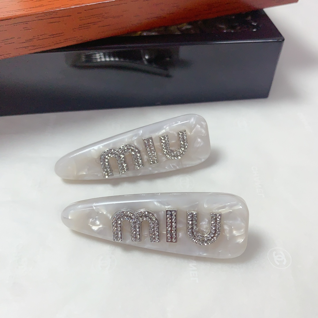 NO:300671,50 miumiu miumiu hairpin acrylic diamond logo edge clip bang clip press clip daily exquisite small items, temperament versatile little fairy must-have items, treasure style, closed eyes recommended style (one pair) hairpin, hairpin, miumiu, hairpins1986090950 miumiu缪缪 miumiu发夹 亚克力钻logo边夹刘海夹压夹日常精致小单品 气质百搭小仙女必入单品 宝藏款 闭眼入推荐款（一对）发夹,发夹,miumiu,hairpins,accessory