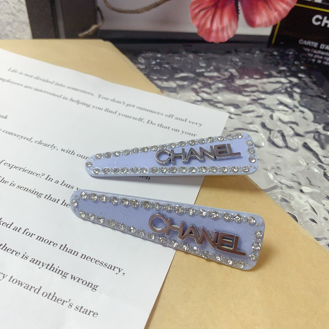 NO:300697,50 Chanel Xiaoxiang Chanel press clip Acrylic titanium steel logo press clip edge clip bang clip daily exquisite small items, temperament versatile little fairy must-have items Treasure model Close eyes recommended style (a pair of hairpins, hairpins, chanel, hairpins1986090950 chanel小香 chanel压夹 亚克力钛钢logo压夹边夹刘海夹日常精致小单品 气质百搭小仙女必入单品 宝藏款 闭眼入推荐款（一对发夹,发夹,chanel,hairpins,accessory