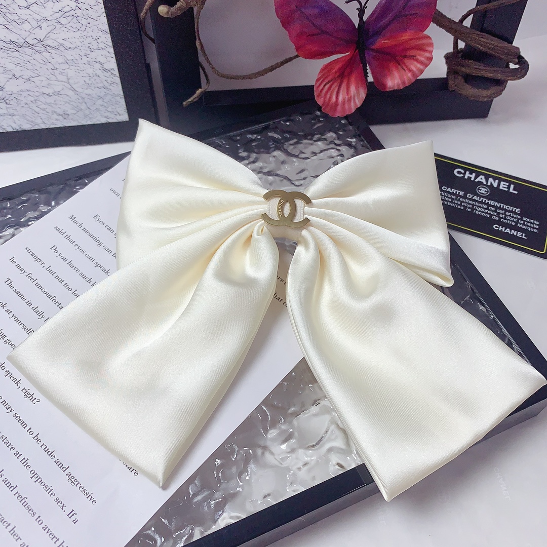 NO:300688,45 Chanel Xiaoxiang Chanel Hairpins, Satin bow hair clip, Spring clip style, three-dimensional temperament, fashionable and versatile, must-apple for the fairy, closed eyes and recommended (single) hairpins, hairpins, chanel, silk fabric, hairpins1986090945 chanel小香 chanel发夹 绸缎蝴蝶结发夹弹簧夹版型立体气质时尚百搭小仙女必入单品 闭眼入推荐款（单个）发夹,发夹,chanel,silk fabric,hairpins,accessory