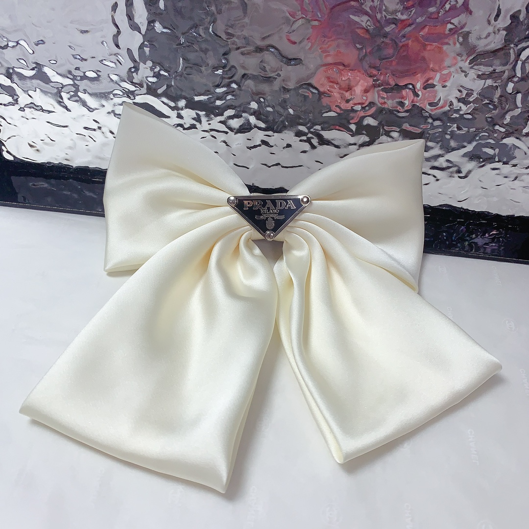 NO:300691,45 rada rada hair clips New logo spring clips Temperament versatile little fairy must-have item, full of celebrity style ~ treasure style, recommended style closed eyes (single) hair clips, hair clips, prada, prada, hairpins1986090945 rada普拉达 rada发夹 新款logo弹簧夹 气质百搭小仙女必入单品 名媛风十足～宝藏款 闭眼入推荐款（单个）发夹,发夹,prada,prada,hairpins,accessory