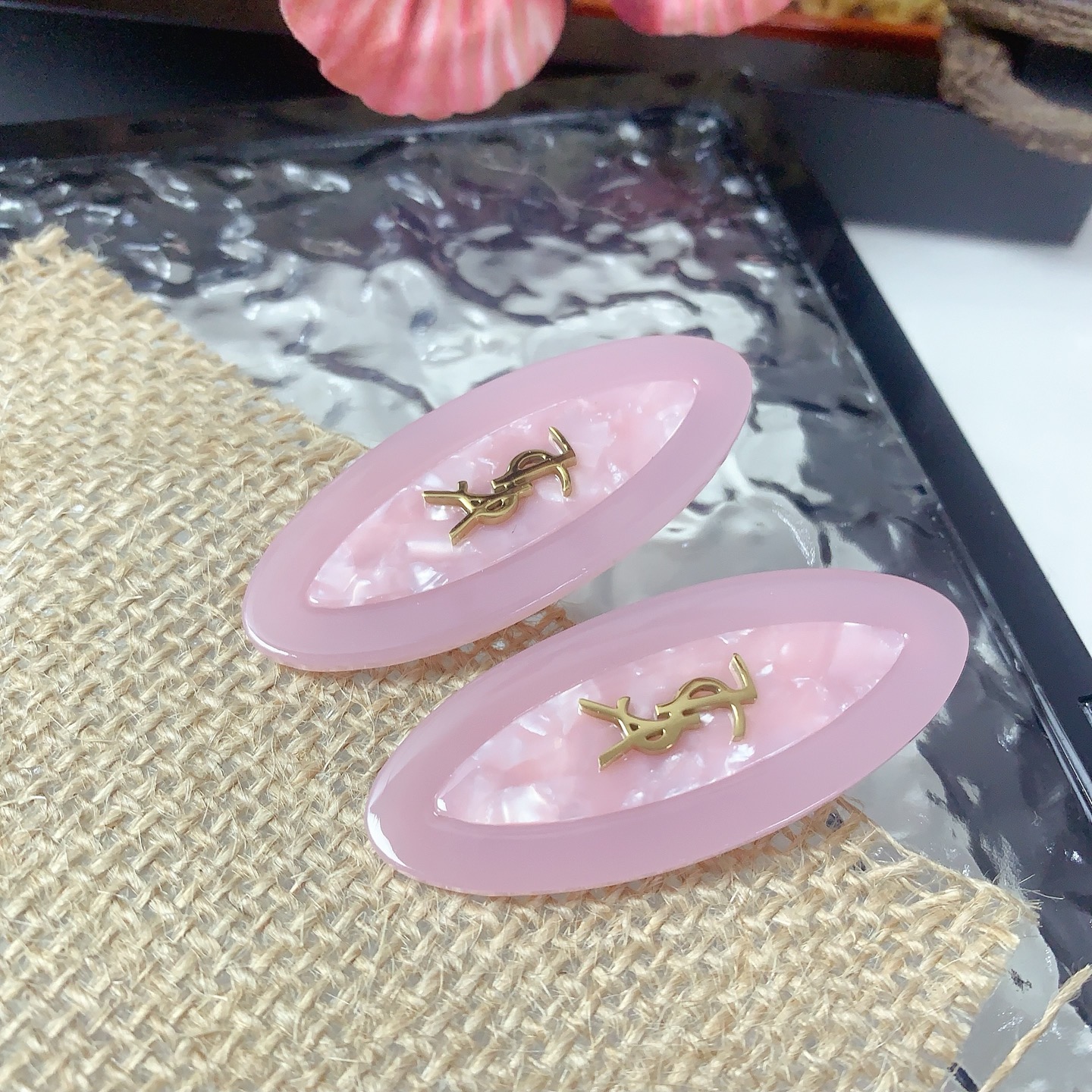 “Unique Yangwood Hairpin in Series 110 YSL St. Roland Collection” - 图片 1