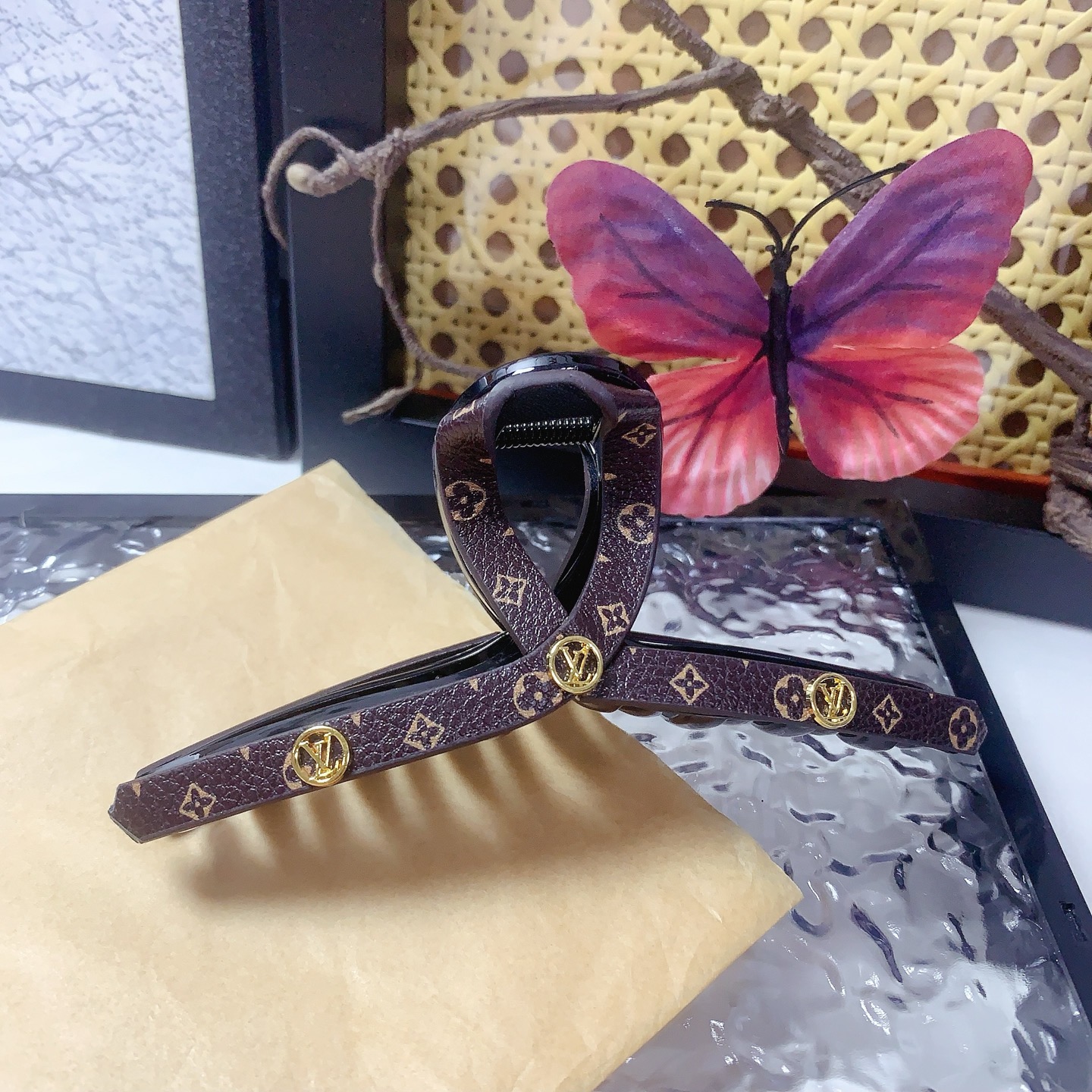 LV Louis Vuitton, horquilla con logo monogram, elegante y versátil, accesorio diario exquisito, imprescindible para had…