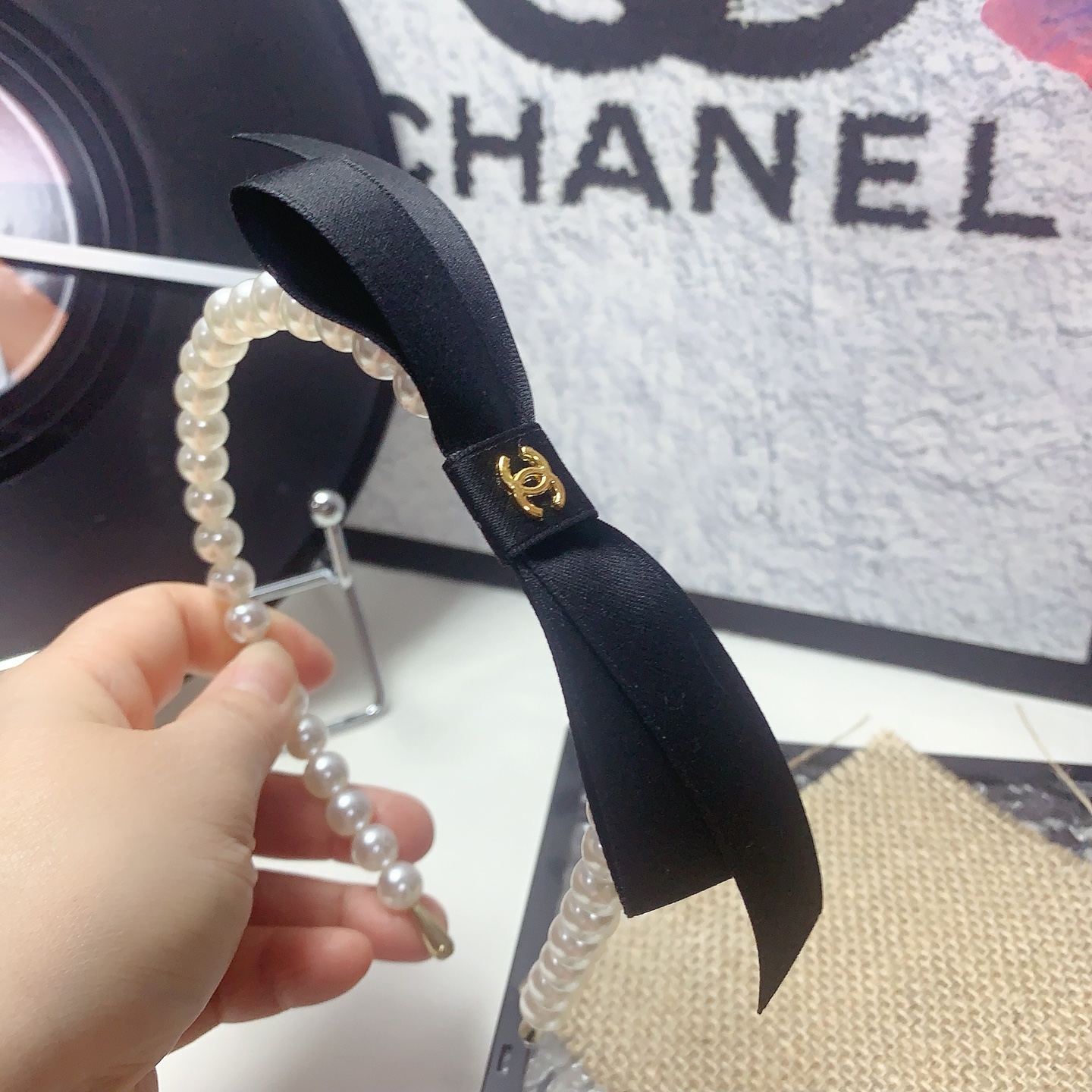 chanel小香
chanel发箍
人造白珍珠 丝缎 logo 发箍气质百搭小仙女必入单品名媛风十足～宝