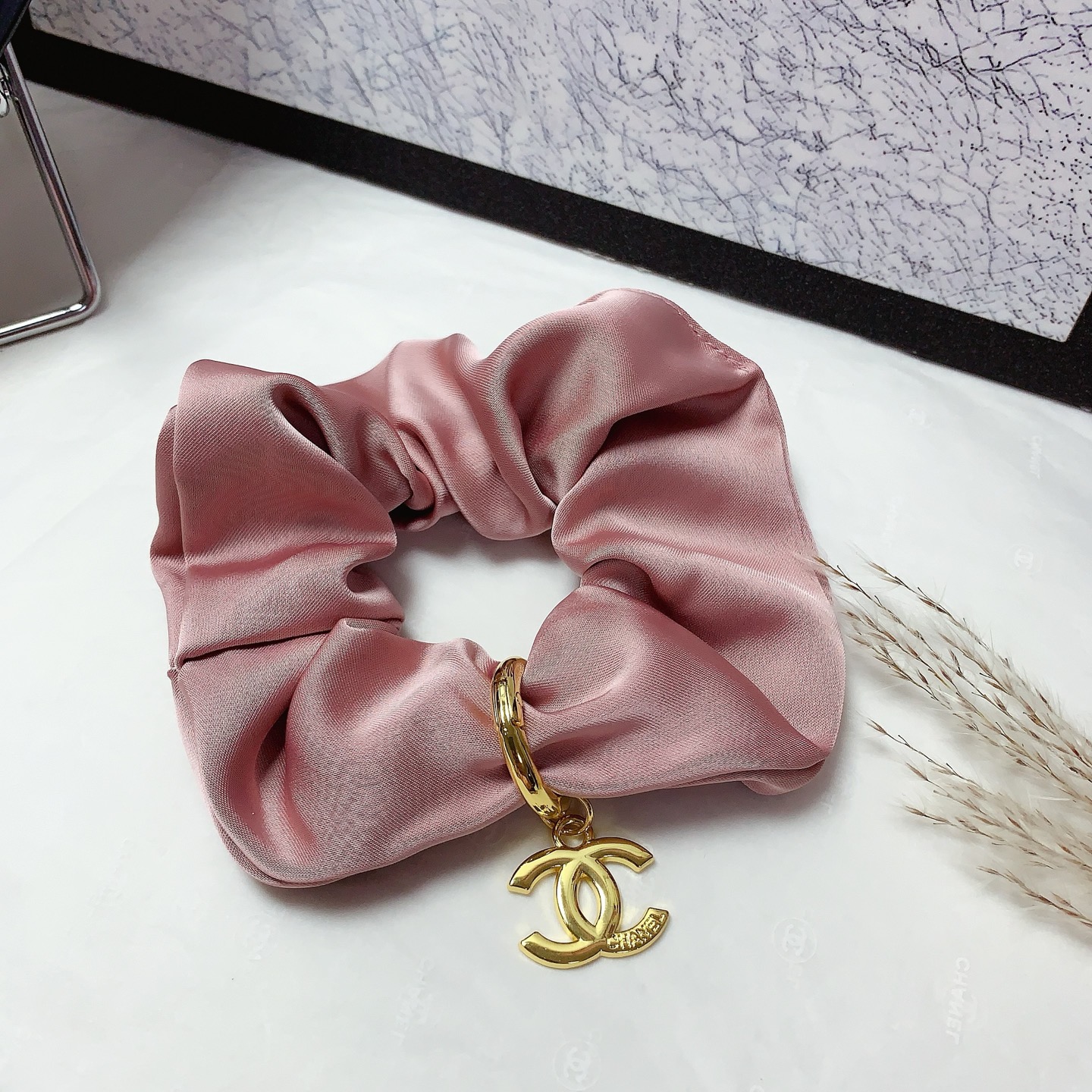  chanel小香
chanel发圈
绸缎皮筋发圈钛钢logo气质百搭小仙女必入单品 宝藏款 闭眼入🥰推