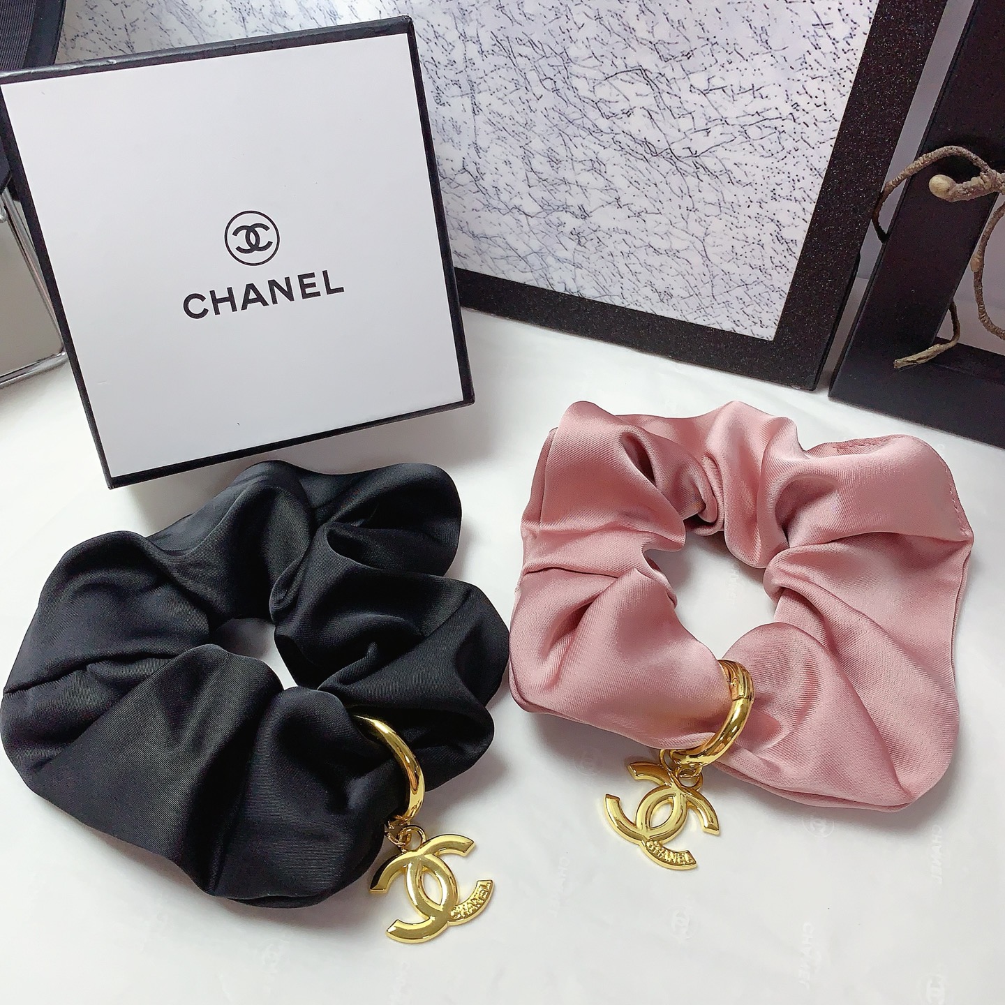  chanel小香
chanel发圈
绸缎皮筋发圈钛钢logo气质百搭小仙女必入单品 宝藏款 闭眼入🥰推