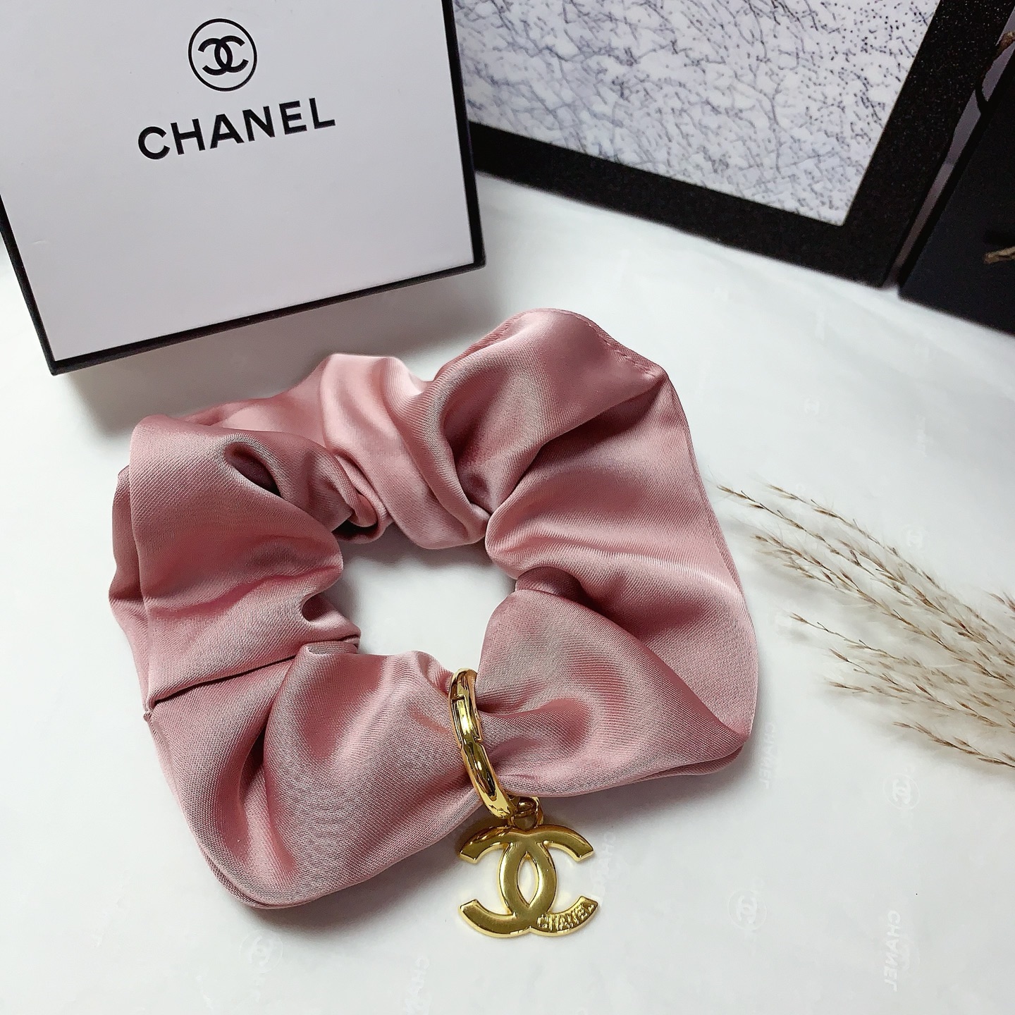  chanel小香
chanel发圈
绸缎皮筋发圈钛钢logo气质百搭小仙女必入单品 宝藏款 闭眼入🥰推