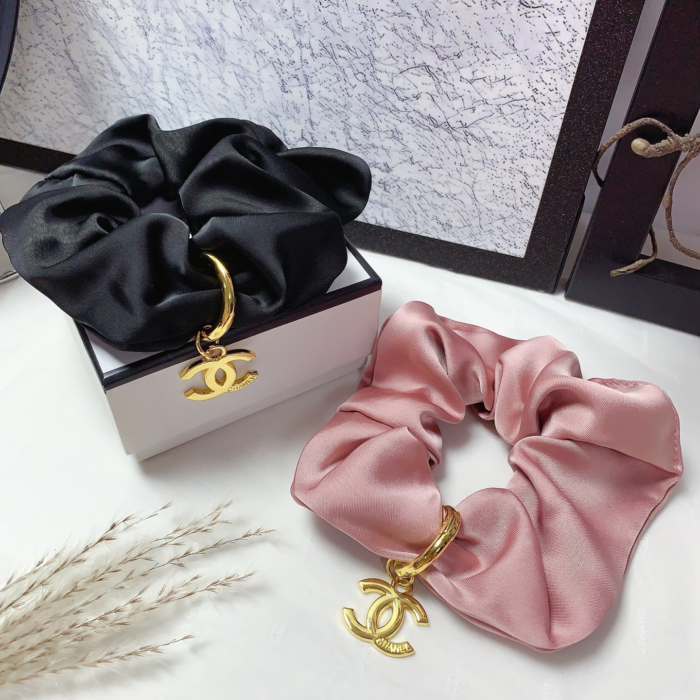  chanel小香
chanel发圈
绸缎皮筋发圈钛钢logo气质百搭小仙女必入单品 宝藏款 闭眼入🥰推