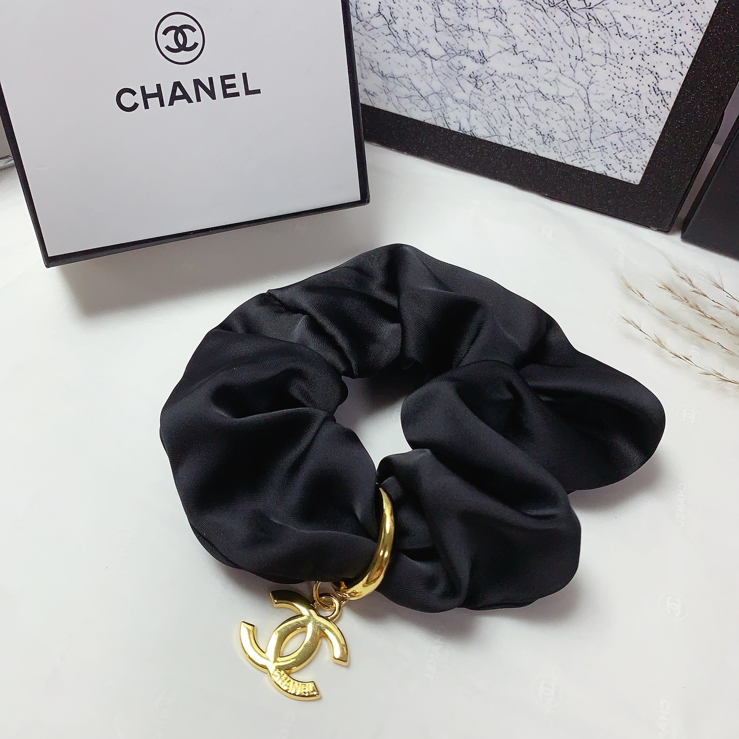  chanel小香
chanel发圈
绸缎皮筋发圈钛钢logo气质百搭小仙女必入单品 宝藏款 闭眼入🥰推