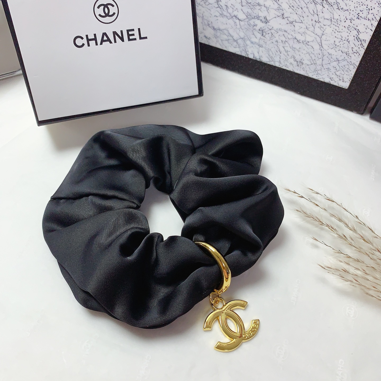  chanel小香
chanel发圈
绸缎皮筋发圈钛钢logo气质百搭小仙女必入单品 宝藏款 闭眼入🥰推