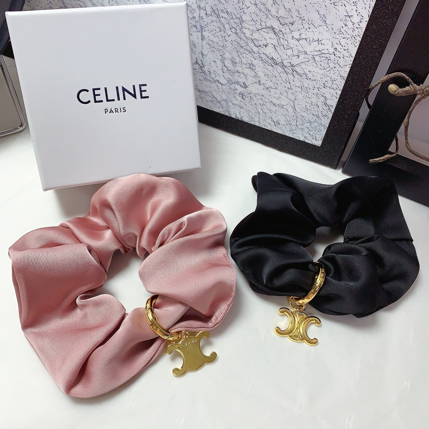  Celine赛林
Celine发圈
绸缎皮筋发圈钛钢logo气质百搭小仙女必入单品 宝藏款 闭眼入🥰推