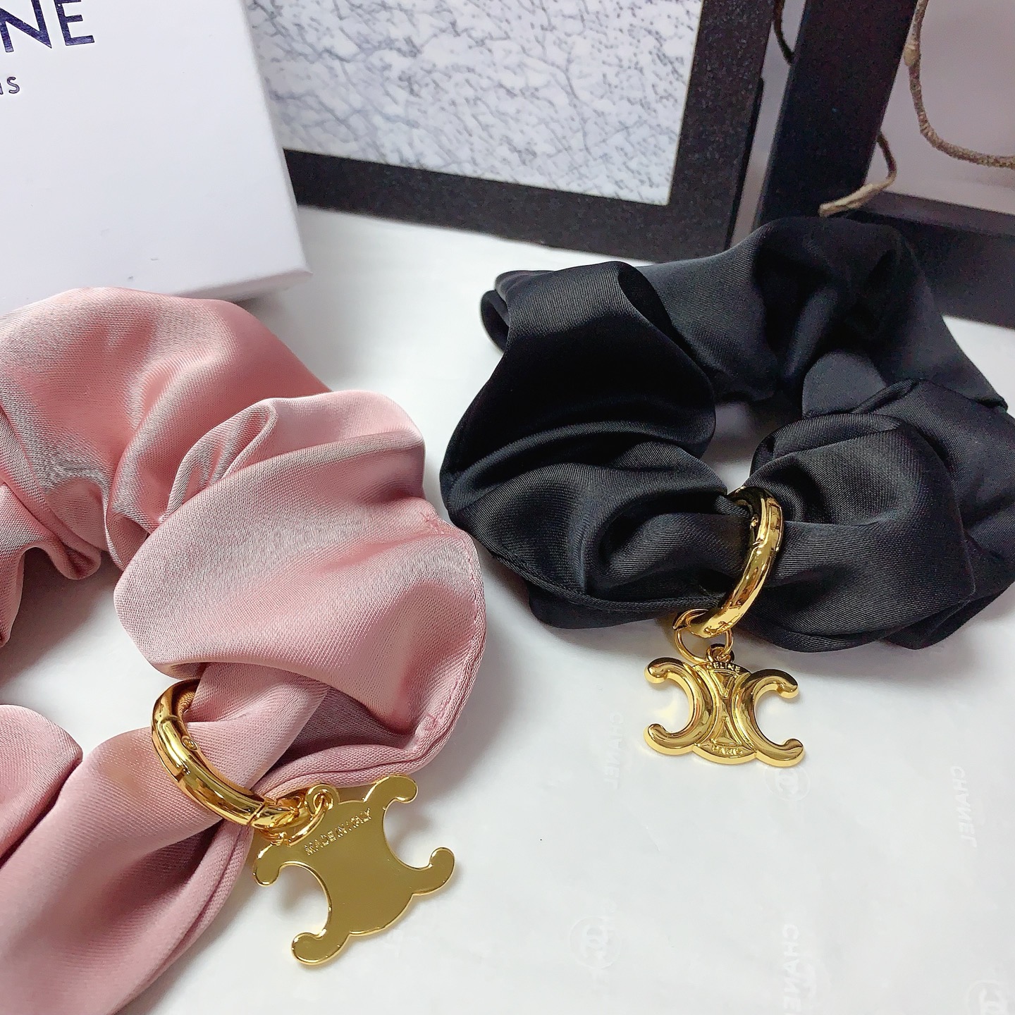  Celine赛林
Celine发圈
绸缎皮筋发圈钛钢logo气质百搭小仙女必入单品 宝藏款 闭眼入🥰推