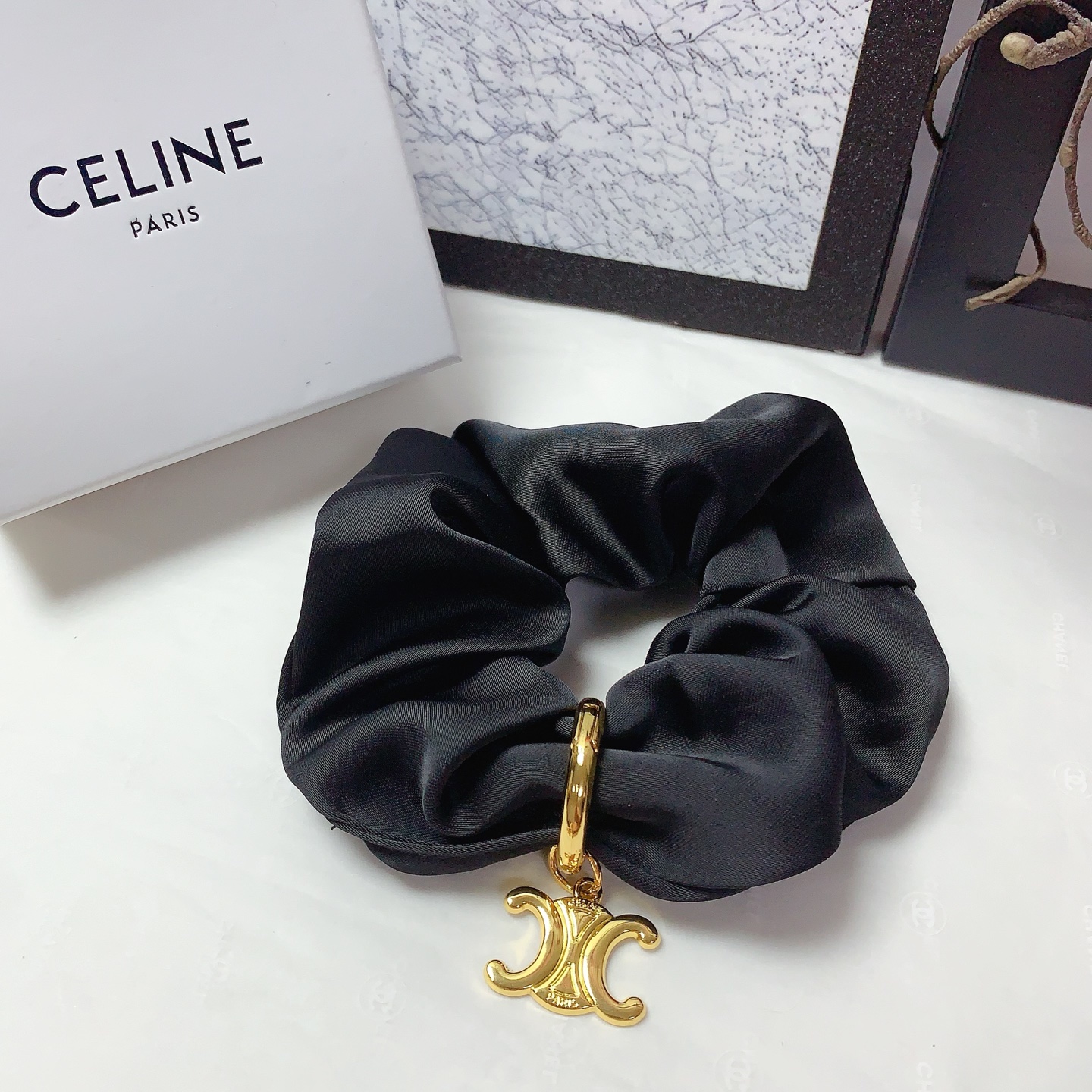  Celine赛林
Celine发圈
绸缎皮筋发圈钛钢logo气质百搭小仙女必入单品 宝藏款 闭眼入🥰推