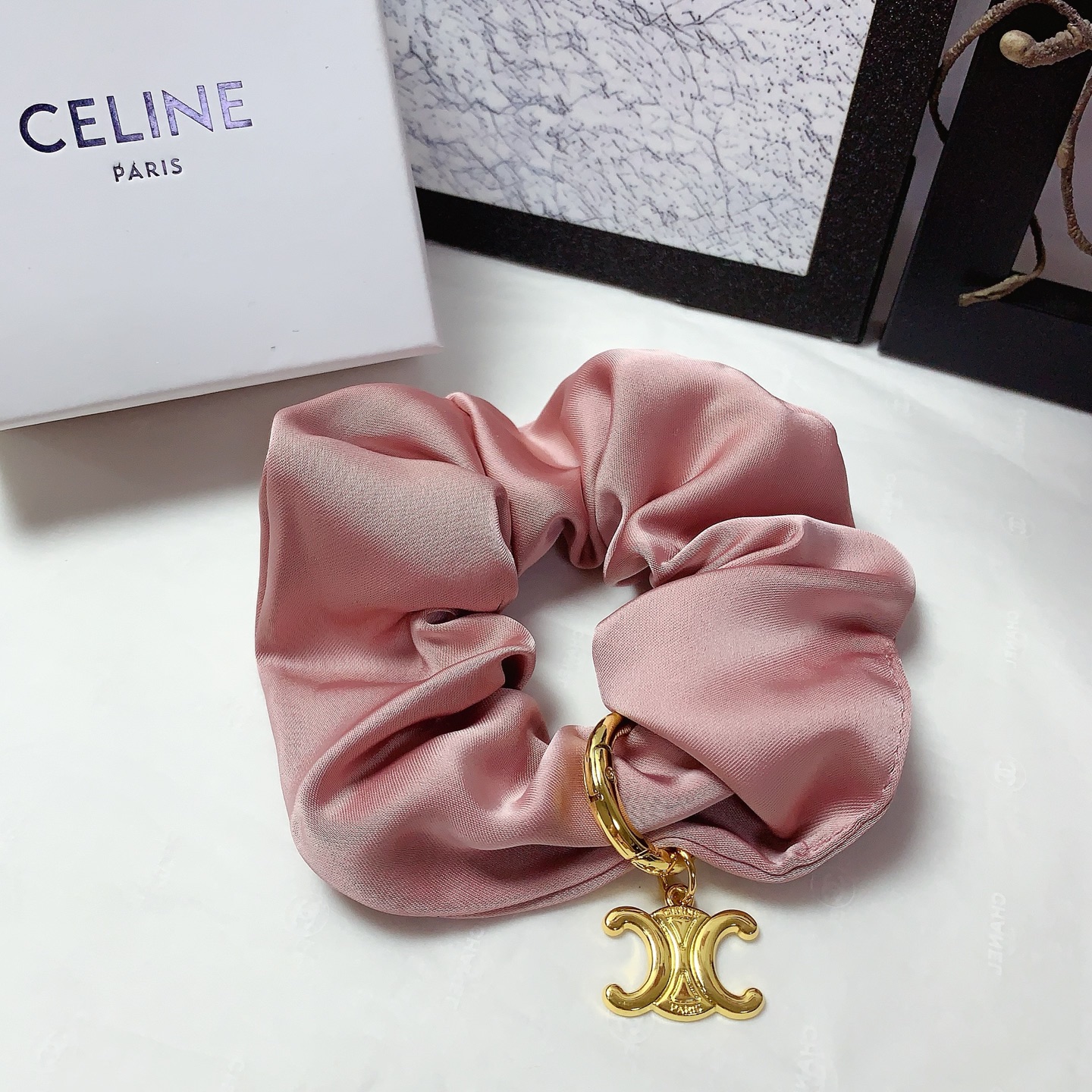  Celine赛林
Celine发圈
绸缎皮筋发圈钛钢logo气质百搭小仙女必入单品 宝藏款 闭眼入🥰推