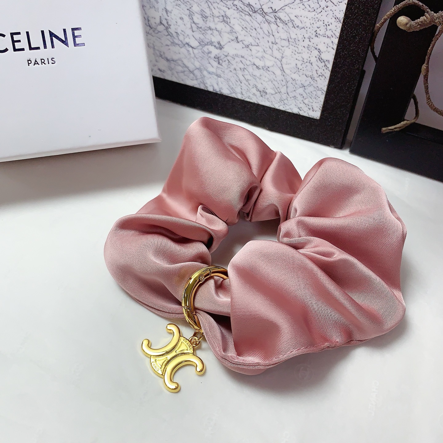  Celine赛林
Celine发圈
绸缎皮筋发圈钛钢logo气质百搭小仙女必入单品 宝藏款 闭眼入🥰推