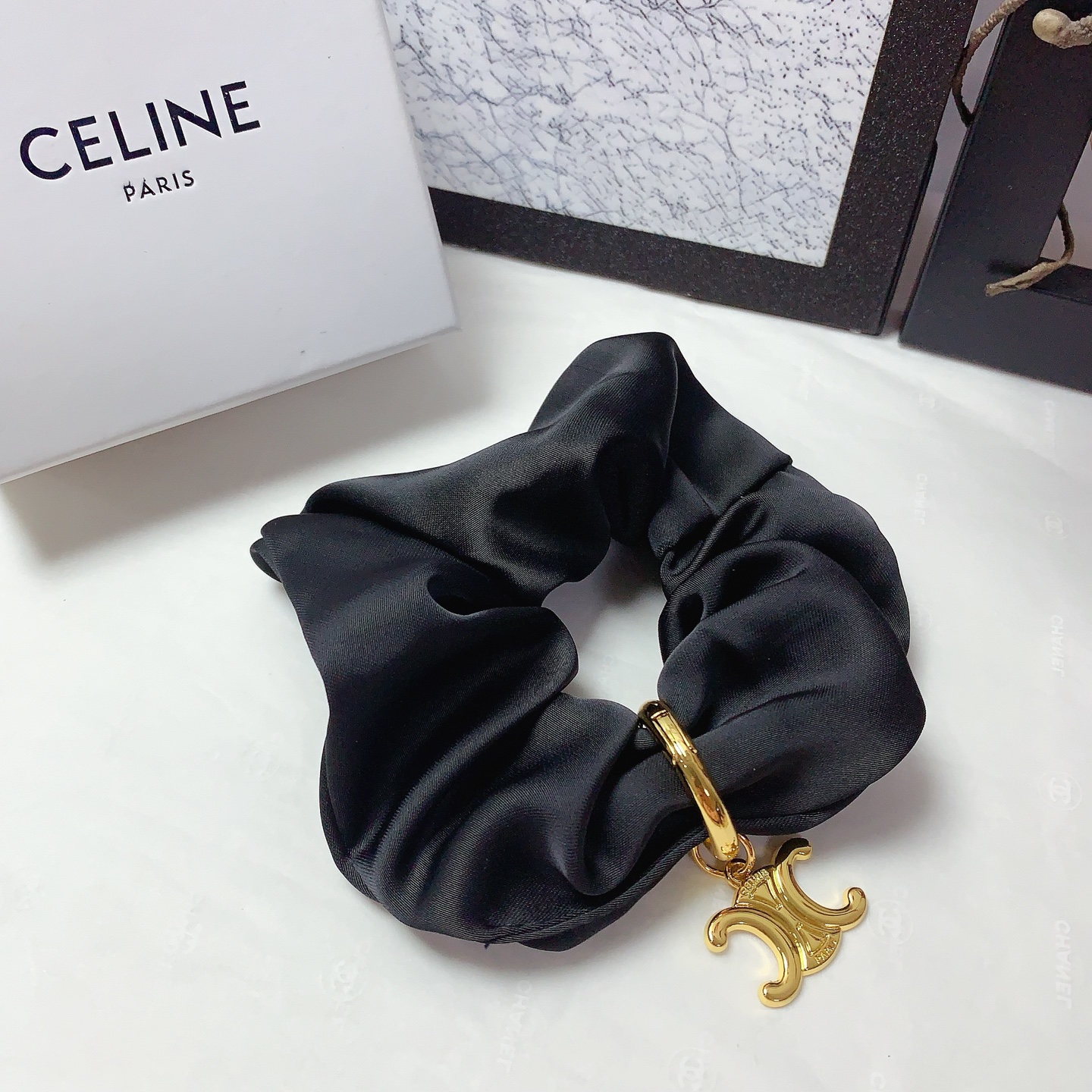  Celine赛林
Celine发圈
绸缎皮筋发圈钛钢logo气质百搭小仙女必入单品 宝藏款 闭眼入🥰推