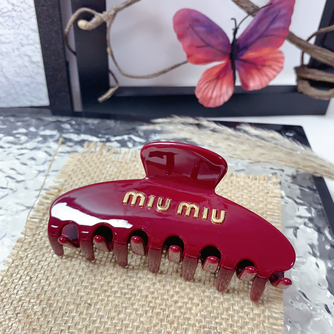 miumiu miumiu pinza para el cabello pinza de logotipo acrílico, elegante y versátil, pequeño accesorio diario refinado,…