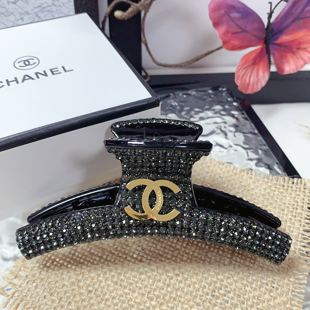 NO:300803,45 Chanel Xiaoxiang Saint Laurent Collection Chanel Hairpins Czech diamond Full diamond logo clips Temperament versatile daily exquisite items Little fairy must-have items Treasure model Closed eyes recommended (single hairband box) Hairpins, hairpins, chanel, saint laurent, hairpins1986090945 chanel小香 圣罗兰 合集 chanel发夹 捷克钻 满钻logo抓夹 气质百搭 日常精致小单品 小仙女必入单品 宝藏款 闭眼入推荐款（单个配发箍盒）发夹,发夹,chanel,saint laurent,hairpins,accessory