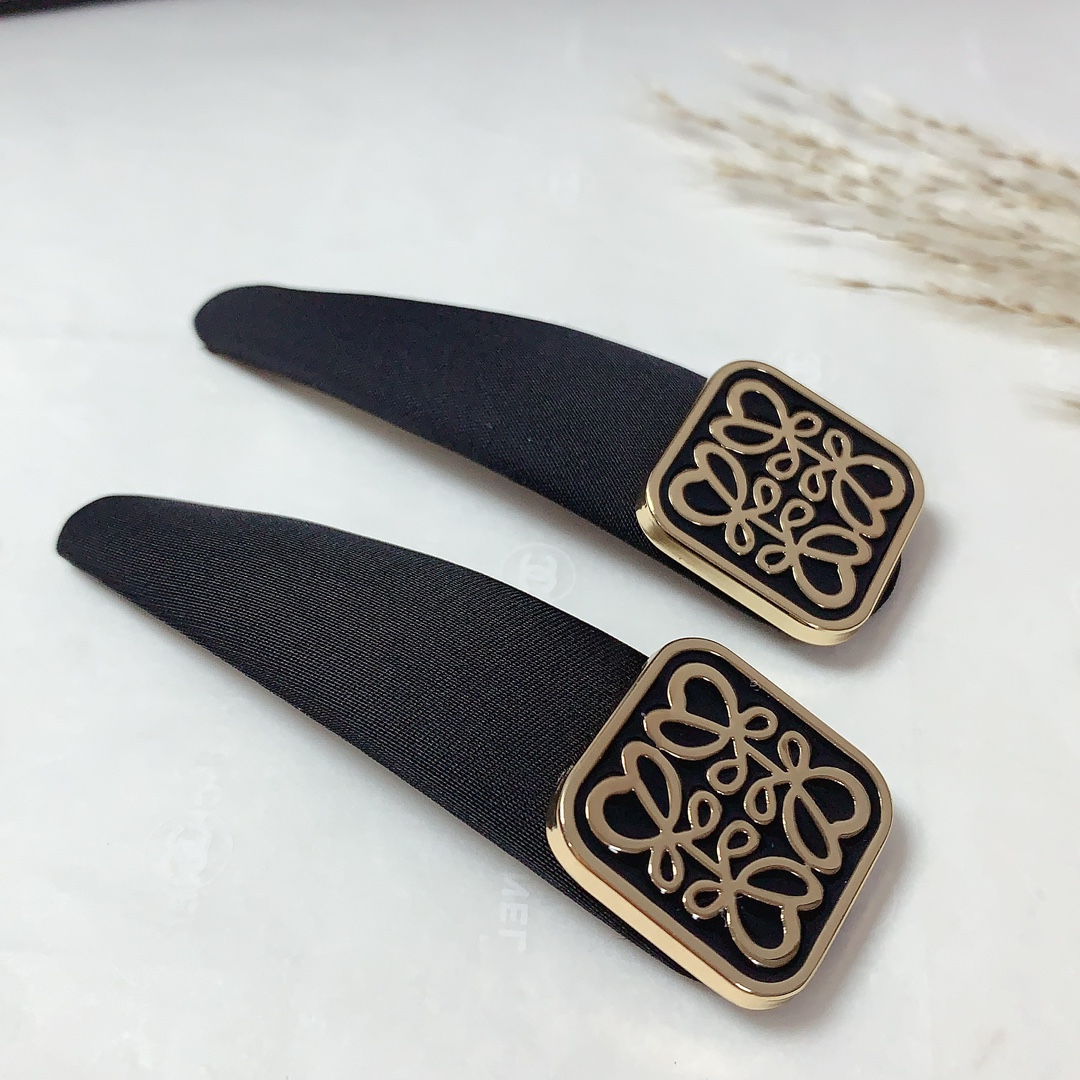 NO:300806,50 loewe loewe press clip water drop shape logo press clip edge clip bang clip daily exquisite small items, temperament versatile little fairy must-have items Treasure model Close eyes recommended style (a pair of hairpins, hairpins, loewe, loewe, hairpins1986090950 loewe罗意威 loewe压夹 水滴形 logo压夹边夹刘海夹日常精致小单品 气质百搭小仙女必入单品 宝藏款 闭眼入推荐款（一对发夹,发夹,loewe,loewe,hairpins,accessory