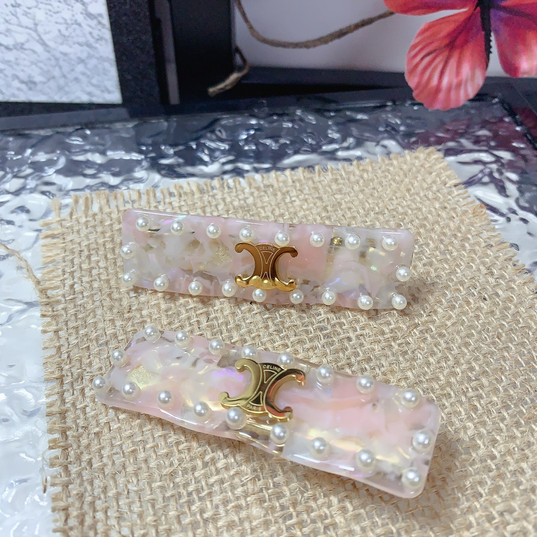 NO:300808,50 Celine Celine hairpins, acrylic, beaded edges, logo, daily exquisite items, temperament and versatile little fairy must-have items, full of celebrity style~treasure style, recommended style for closed eyes (one pair) hairpins, hairpins, celine, hairpins1986090950 Celine塞林 Celine发夹 亚克力 订珠边 logo日常精致小单品 气质百搭小仙女必入单品 名媛风十足～宝藏款 闭眼入推荐款（一对）发夹,发夹,celine,hairpins,accessory