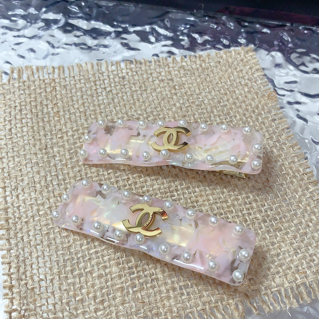 NO:300809,50 Chanel Xiaoxiang Chanel Hairpins Acrylic Beaded Edge Logo Clip Bangs Clip Press Clip Daily exquisite items, Temperament versatile little fairy must-have items, Treasure style, Eye-closed recommendation (one pair) hairpins, hairpins, chanel, hairpins1986090950 chanel小香 chanel发夹 亚克力 订珠边边 logo边夹刘海夹压夹日常精致小单品 气质百搭小仙女必入单品 宝藏款 闭眼入推荐款（一对）发夹,发夹,chanel,hairpins,accessory