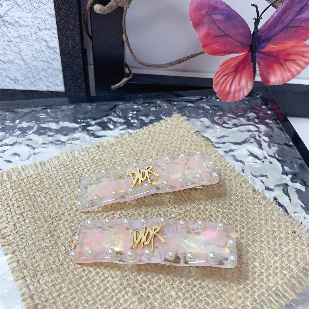 NO:300810,50 Dior Dior Hairpins New style beaded edge logo clip bang clip press clip daily exquisite small items, temperament versatile little fairy must-have items Treasure model Close eyes recommended (one pair) hairpins, hairpins, dior, dior, hairpins1986090950 Dior迪奥 Dior发夹 新款订珠边边 logo边夹刘海夹压夹日常精致小单品 气质百搭小仙女必入单品 宝藏款 闭眼入推荐款（一对）发夹,发夹,dior,dior,hairpins,accessory