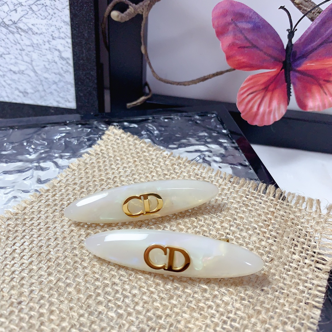 NO:300822,50 Dior Dior Hairpins New logo edge clip bang clip press clip daily exquisite small items, temperament versatile little fairy must-have items Treasure model Close eyes recommended (one pair) hair clip, hair clip, dior, dior, hairpins1986090950 Dior迪奥 Dior发夹 新款 logo边夹刘海夹压夹日常精致小单品 气质百搭小仙女必入单品 宝藏款 闭眼入推荐款（一对）发夹,发夹,dior,dior,hairpins,accessory
