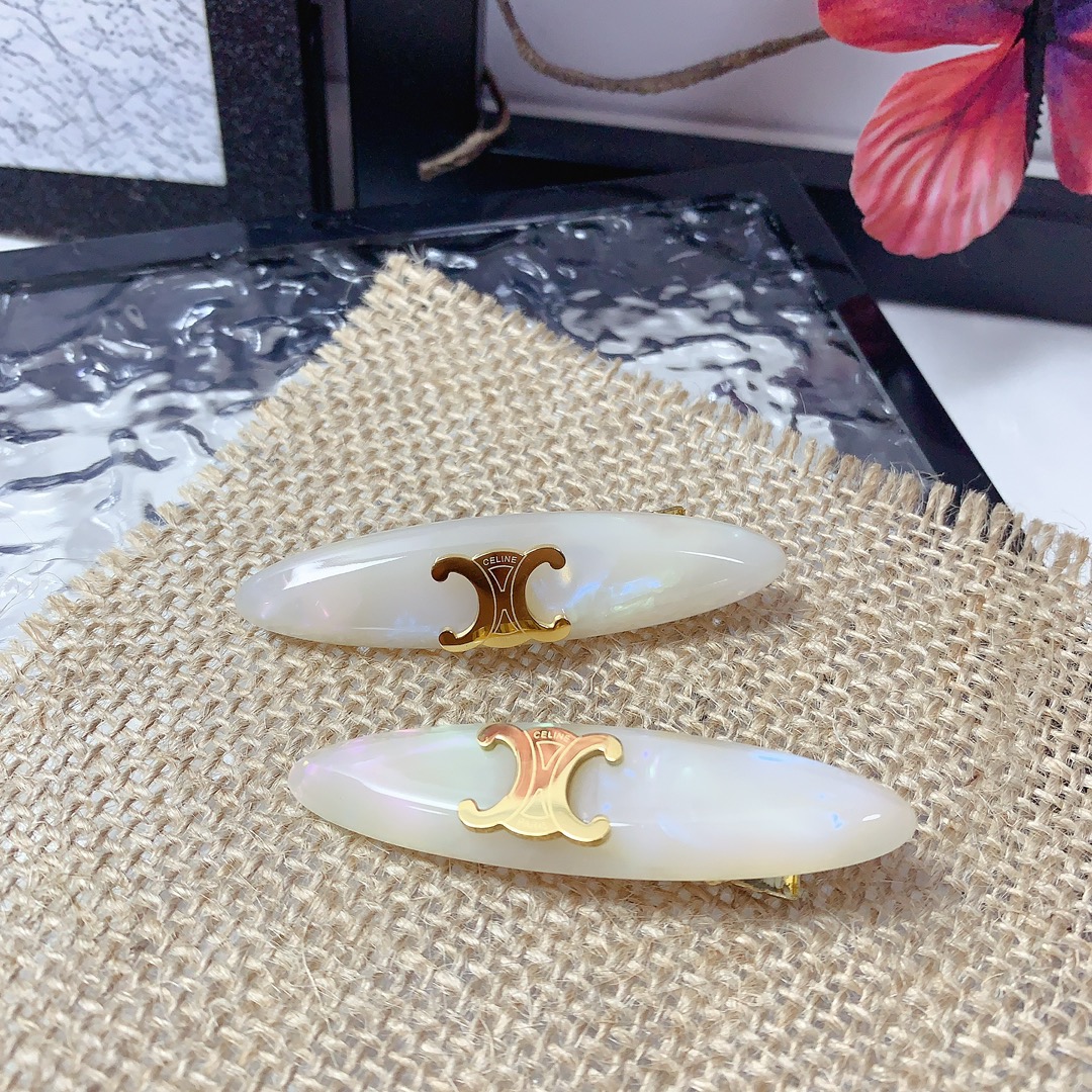 NO:300825,50 Celine Celine hairpins, acrylic logo, daily exquisite small items, temperament and versatile little fairy must-have items, full of celebrity style~treasure style, closed eyes and recommended style (one pair) hairpins, hairpins, celine, hairpins1986090950 Celine塞林 Celine发夹 亚克力 logo日常精致小单品 气质百搭小仙女必入单品 名媛风十足～宝藏款 闭眼入推荐款（一对）发夹,发夹,celine,hairpins,accessory