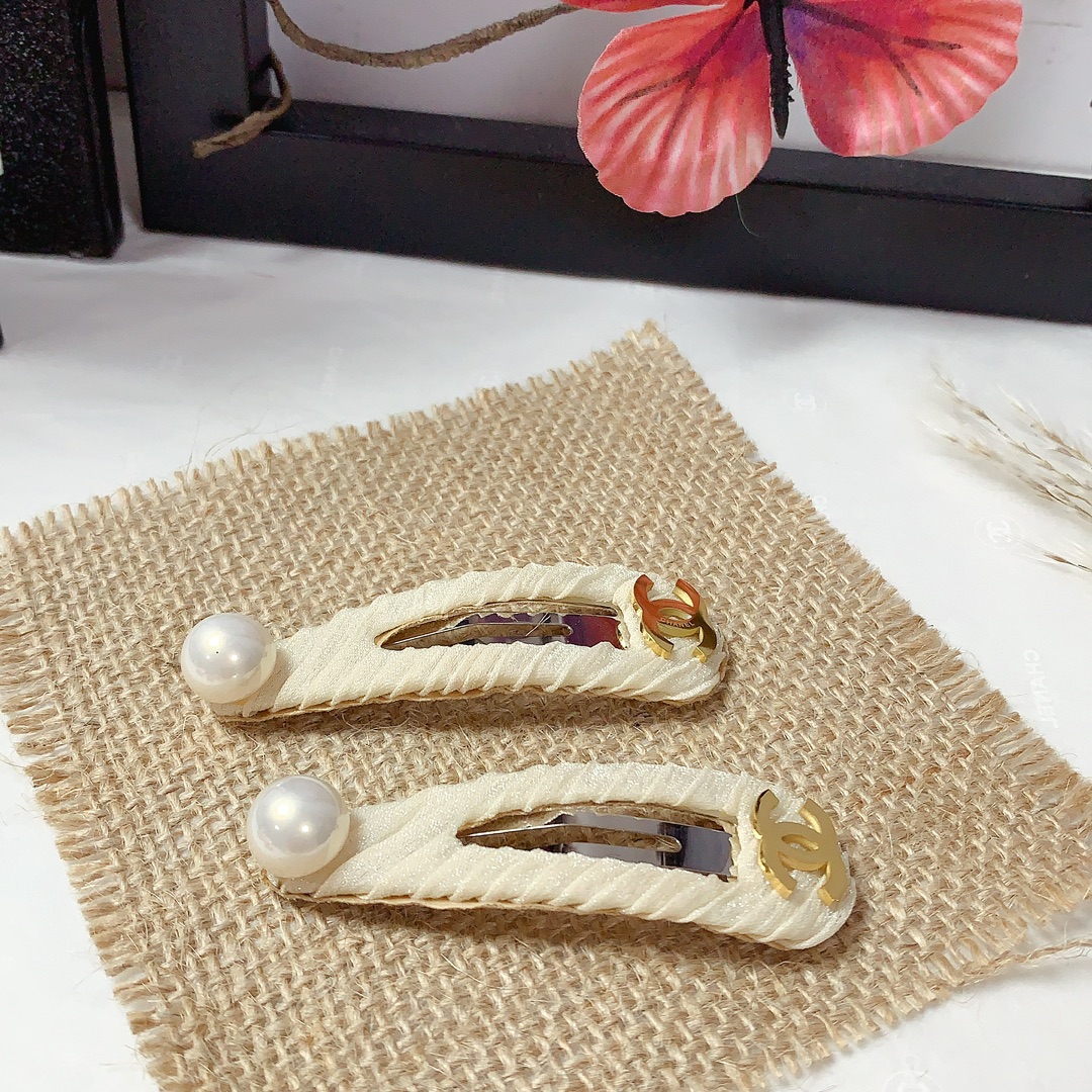 NO:300828,50 Chanel Xiaoxiang Chanel Hair Pin Leisi Logo Edge Clip Bangs Clip Press Clip Daily exquisite items, Temperament versatile little fairy must-have items, Treasure style, Eye-closed recommended style (one pair) hairpins, hairpins, chanel, hairpins1986090950 chanel小香 chanel发夹 雷丝 logo边夹刘海夹压夹日常精致小单品 气质百搭小仙女必入单品 宝藏款 闭眼入推荐款（一对）发夹,发夹,chanel,hairpins,accessory