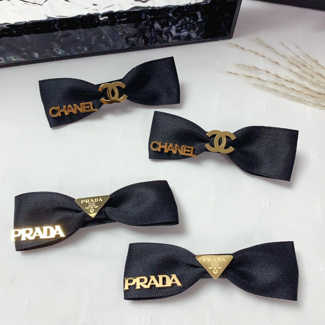 NO:300831,50 Chanel Xiaoxiang Prada Collection Chanel Hairpins Titanium Steel Logo Edge Clip Bangs Clip Press Clip Daily exquisite small items Temperament versatile little fairy must-have items Treasure model Closed eyes Recommended (one pair) Hairpins, Hairpins, Chanel, Prada, Hairpins1986090950 chanel小香 普拉达 合集 chanel发夹 钛钢 logo边夹刘海夹压夹日常精致小单品 气质百搭小仙女必入单品 宝藏款 闭眼入推荐款（一对）发夹,发夹,chanel,prada,hairpins,accessory