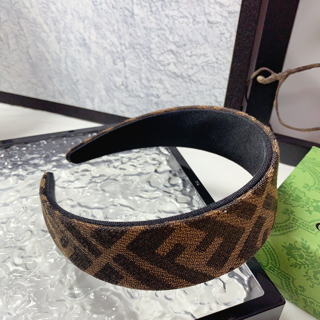 NO:300834,45 Fendi Fendi Headband Fendi Classic Presbyterian logo Light luxury style hairband temperament versatile little fairy must-enter single product full of celebrity style ~ treasure style closed eyes recommended (single) hairpins, hairpins, fendi, fendi, fendi, hairpins1986090945 Fendi芬迪 发箍 Fendi芬迪 经典老花logo轻奢风发箍气质百搭小仙女必入单品名媛风十足～宝藏款 闭眼入推荐款（单个）发夹,发夹,fendi,fendi,hairpins,accessory