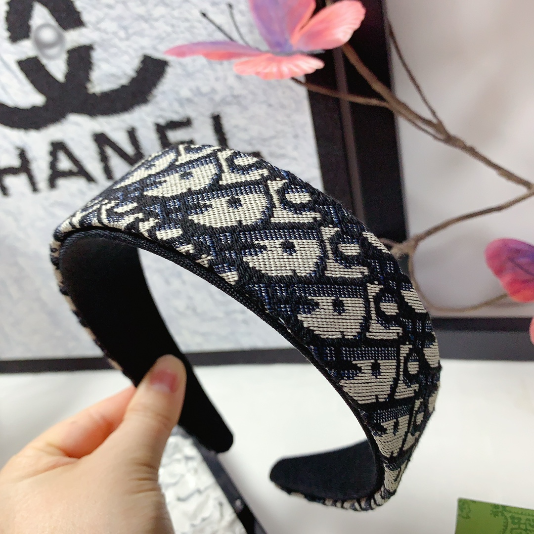NO:300837,45 Dior Dior hairband Classic presbyterian logo light luxury style hairband temperament versatile little fairy must-enter single product full of celebrity style ~ treasure style closed eyes recommended (single) hairpins, hairpins, dior, dior, hairpins1986090945 Dior 迪奥 Dior发箍 经典老花logo轻奢风发箍气质百搭小仙女必入单品名媛风十足～宝藏款 闭眼入推荐款（单个）发夹,发夹,dior,dior,hairpins,accessory