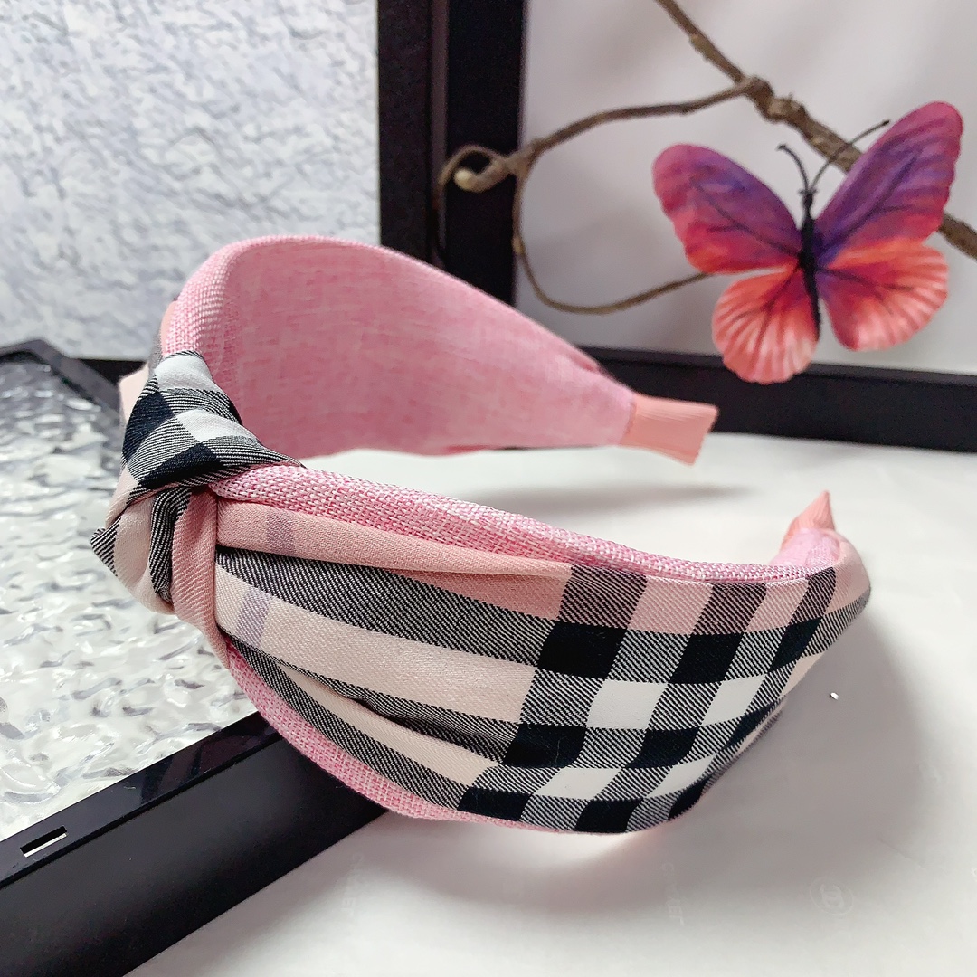 NO:300820,45 Burberry Burberry Headband Classic presbyterian logo Light luxury style hairband temperament versatile little fairy must-enter single product full of celebrity style ~ treasure style closed eyes recommended (single) hairpins, hairpins, burberry, burberry, hairpins1986090945 Burberry巴宝莉 巴宝莉 发箍 经典老花logo轻奢风发箍气质百搭小仙女必入单品名媛风十足～宝藏款 闭眼入推荐款（单个）发夹,发夹,burberry,burberry,hairpins,accessory